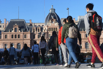 Buenos Aires, Argentina.- En las fotos tomadas el 15 de mayo del 2023, las personas esperan en una estación de subte en medio de una medida de fuerza que mantenía paralizado el servicio de la línea C, con recorrido entre Retiro y Constitución. El servicio del subte porteño fue interrumpido, en diferentes líneas y horarios. La medida colapsó la red de colectivos en medio de cortes y manifestaciones.