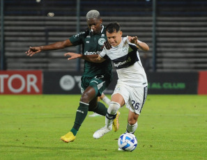 La Plata, Argentina.- In the photos taken on May 4, 2023, during the match between Gimnasia y Esgrima La Plata and Goiás from Brazil at the Juan Carmelo Zerillo Stadium in La Plata, Argentina. Gimnasia lost 2-0 with Goiás and after their third defeat in a row they were very compromised to be able to continue in the Copa Sudamericana. The Brazilian team scored through two penalty goals from Vinicius and Matheus Peixoto.