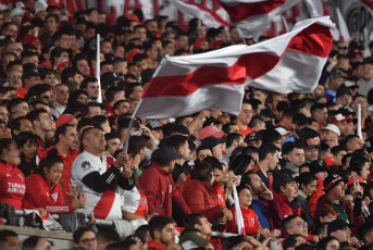 Buenos Aires, Argentina.- En las fotos tomadas el 21 de marzo del 2023, durante el partido entre River Plate y Platense en el Estadio Monumental por la jornada 17 de la Liga Profesional Argentina. River superó 2-1 a Platense y defendió su ventaja en la cima del Torneo de la Liga. Con goles de Miguel Borja y Nacho Fernandez, el equipo de Martín Demichelis quedó a cinco puntos de San Lorenzo en lo más alto de la tabla de posiciones.