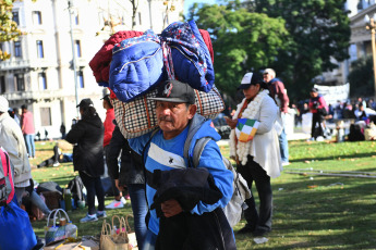 Buenos Aires, Argentina.- En las fotos tomadas el 18 de mayo del 2023, organizaciones sociales nucleadas en la Unión de Trabajadores de la Economía Popular (Utep); la Unidad Piquetera (UP), el Frente de Organizaciones en Lucha (FOL); la CTA Autónoma y el Frente Milagro Sala marcharán hacia el Ministerio de Desarrollo Social en una acción conjunta de protesta para repudiar "el ajuste del FMI y reclamar una solución ante el problema alimentario" que atraviesa al país, según se anunció desde ese sector.