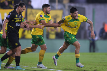 Buenos Aires, Argentina.- En las fotos tomadas el 4 de mayo del 2023, durante el partido entre Defensa y Justicia y Peñarol en el estadio Norberto “Tito” Tomaghello por la tercera fecha del Grupo F de la Copa Sudamericana. Defensa y Justicia goleó 4-1 a Peñarol de Montevideo golpeando en los momentos justos y tres de sus tantos fueron golazos. Su segundo triunfo en el tornero lo acomodó en su zona.