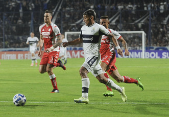 La Plata, Argentina.- In the photos taken on May 23, 2023, during the match between Gimnasia and Independiente Santa Fe, at the Juan Carmelo Zerillo Stadium for the fourth date of Group G of the Copa Sudamericana. Gimnasia defeated Independiente Santa Fe 1-0 in La Plata and is excited to be able to advance in the contest. Franco Torres' goal gave Lobo the victory.