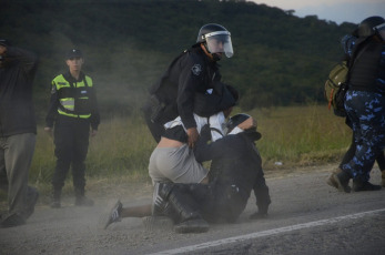 Salta, Argentina.- En las fotos tomadas el 25 de mayo del 2023, Docentes Autoconvocados de Salta fueron reprimidos en el acceso a la capital salteña, cuando cortaban la ruta nacional 9 en reclamo de reivindicaciones salariales, y denunciaron la detención de varios manifestantes. Diecinueve docentes fueron detenidos por orden de la Jueza de Garantías Ada Zunino, después del fracaso en las negociaciones en la sede del gobierno salteño con funcionarios de los ministerios de Educación y Economía.