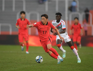 Mendoza, Argentina.- En las fotos tomadas el 28 de mayo del 2023, durante el partido entre Gambia y Corea del Sur en el estadio Malvinas Argentinas de Mendoza por la tercera y última fecha del grupo F del Mundial Sub-20. Gambia y Corea del Sur empataron 0-0, por lo que ambos equipos quedaron clasificados a los octavos de final, donde Gambia enfrentará a Uruguay y Corea del Sur lo hará con Ecuador.