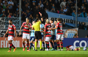 Buenos Aires, Argentina.- In the photos taken on May 4, 2023, during the match between Racing Club and Jorge Sampaoli's Flamengo at the Cilindro de Avellaneda. Racing drew 1-1 with Flamengo and maintains the leadership of Group A of the Copa Libertadores de América with 7 points. At the end of the first half, Gabriel Barbosa opened the score for Mengao and Nicolás Oroz equalized it at 74, with a free kick.