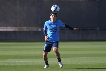 San Juan, Argentina.- En las fotos tomadas el 29 de mayo del 2023, el plantel del seleccionado argentino Sub-20 volvió a entrenarse en una de las canchas auxiliares del estadio del Bicentenario en San Juan. Argentina se enfrentará a Nigeria en el campo de juego el próximo miércoles 31 de mayo en la sede de San Juan, en un duelo por los octavos de final. Nigeria, finalizó tercero en el Grupo D compartido con Brasil e Italia.