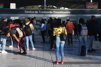 Buenos Aires, Argentina.- En las fotos tomadas el 15 de mayo del 2023, las personas esperan en una estación de subte en medio de una medida de fuerza que mantenía paralizado el servicio de la línea C, con recorrido entre Retiro y Constitución. El servicio del subte porteño fue interrumpido, en diferentes líneas y horarios. La medida colapsó la red de colectivos en medio de cortes y manifestaciones.