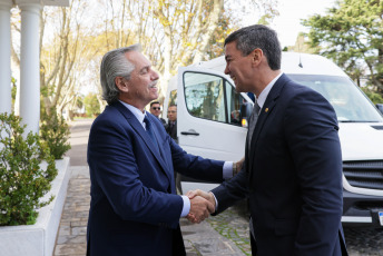 Buenos Aires, Argentina.- En las fotos tomadas el 29 de mayo del 2023, el presidente argentino, Alberto Fernández (izquierda), se reunió con el mandatario electo de Paraguay, Santiago Peña (derecha) en Buenos Aires, Argentina. Fernández, recibió a Peña con quien coincidió en la importancia del desarrollo del Mercado Común del Sur (Mercosur) y el relanzamiento de la Unión Suramericana de Naciones (Unasur). El mandatario argentino expresó el interés de "continuar trabajando en la integración entre ambos países, en virtud de los históricos lazos de hermandad" y confirmó su participación en la ceremonia de transmisión de mando de Paraguay, que se realizará el próximo 15 de agosto en Asunción.