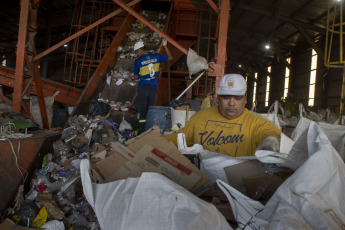 Buenos Aires, Argentina.- In photos taken on May 17, 2023, Argentines work at a recycling plant in Buenos Aires, Argentina. Plastic pollution in the world could be reduced by 80% if governments develop a series of legislative and legal "profound changes" proposed in a new report published by the United Nations Environment Program (UNEP), with headquarters in Nairobi.