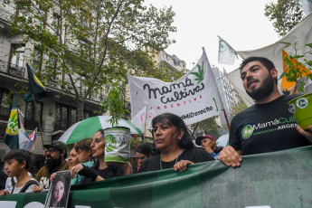 Buenos Aires, Argentina.- En las fotos tomadas el 6 de mayo del 2023, asociaciones de cultivadores y usuarios de marihuana participaron de la versión local de la 14° Marcha Mundial de la Marihuana, con una movilización desde Plaza de Mayo al Congreso para reclamar por la despenalización y que deje de haber personas presas por cultivar.