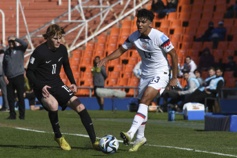 Mendoza, Argentina.- In the photos taken on May 30, 2023, during the match between New Zealand and the United States for the round of 16 of the U20 World Cup at the Malvinas Argentinas stadium in Mendoza. The United States thrashed New Zealand 4-0 and will face the winner of the match between Gambia and Uruguay in the quarterfinals.