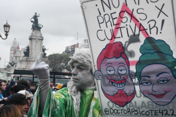 Buenos Aires, Argentina.- En las fotos tomadas el 6 de mayo del 2023, asociaciones de cultivadores y usuarios de marihuana participaron de la versión local de la 14° Marcha Mundial de la Marihuana, con una movilización desde Plaza de Mayo al Congreso para reclamar por la despenalización y que deje de haber personas presas por cultivar.