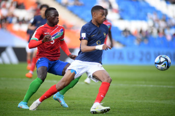 Mendoza, Argentina.- En las fotos tomadas el 25 de mayo del 2023, durante el partido entre Francia y Gambia en un encuentro correspondiente a la jornada 2 del Mundial Sub-20 en el Estadio Malvinas Argentinas. Gambia venció 2-1 a Francia y quedó como único líder del Grupo F con seis puntos. Además, con este puntaje, Gambia consiguió pasar a octavos de final del Mundial Sub-20.