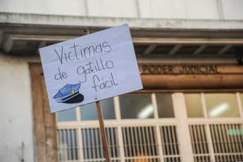 Buenos Aires, Argentina.- En las fotos tomadas el 17 de mayo del 2023, un jurado popular deliberó para decidir si cuatro policías bonaerenses son culpables o no de haber causado la "Masacre de San Miguel del Monte", en la que cuatro chicos murieron tras una persecución policial a los tiros y posterior choque en mayo del 2019, informaron fuentes judiciales. Tras casi ocho horas de deliberación, el jurado encontró culpables a los cuatro policías bonaerenses acusados de provocar la muerte de Danilo Sansone (13), Camila López (13), Gonzalo Domínguez (14) y Aníbal Suárez (22) y serias heridas a Rocío Q. (17), la única sobreviviente de la denominada “Masacre de Monte”.