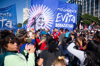 Buenos Aires, Argentina.- En las fotos tomadas el 1 de mayo del 2023, organizaciones sociales de Argentina conmemoraron este lunes el Día del Trabajador con actos y ollas populares contra los condicionamientos de un acuerdo con el Fondo Monetario Internacional (FMI) y reclamar medidas que morigeren los efectos de la inflación. Los actos del 1 de Mayo sirvieron también para expresar el rechazo a las reformas laborales que han prometido impulsar varios de los precandidatos presidenciales de la oposición de derecha.