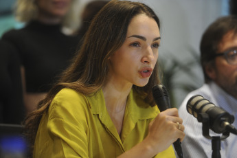 Buenos Aires, Argentina.- En las fotos tomadas el 13 de mayo del 2023, Thelma Fardín compareció en rueda de prensa en las oficinas de Amnistía Internacional en Buenos Aires, después de que la Justicia brasileña absolviera al actor argentino Juan Darthés en la causa por violación contra su ex colega Fardín. El fallo, difundido por la defensa de Darthés, sostiene que “existe duda sobre la ocurrencia o no de la conjunción carnal” y esa duda hizo que el juzgado resolviera a favor del imputado.