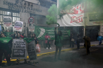 Buenos Aires, Argentina.- En las fotos tomadas el 29 de mayo del 2023, mujeres participan de un "Pañuelazo" en Buenos Aires en reclamo de la "efectiva implementación" de la ley Interrupción Voluntaria del Embarazo (IVE). La protesta, se realizó debido que “aún hay barreras, dilaciones y objetores de conciencia que obstaculizan el acceso a la práctica”, según afirmó la Campaña Nacional. Al mismo tiempo, la regional de la Ciudad de Buenos Aires (CABA) del colectivo convocó a una “ronda de conversación” con motivo de conmemorarse el Día Internacional de Acción por la Salud de las Mujeres.