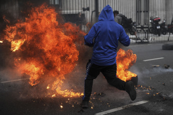 Buenos Aires, Argentina.- En las fotos tomadas el 9 de mayo del 2023, organizaciones agrupadas en Unidad Piquetera (UP) marcharon al Ministerio de Desarrollo Social en Buenos Aires, para protestar contra el "ajuste a comedores y para ser recibidos por autoridades" y no descartan pernoctar frente a esa cartera.