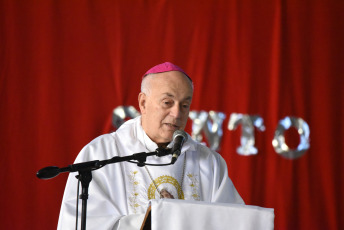 Paraná, Argentina.- En las fotos tomadas el 1 de mayo del 2023, presidida por Monseñor Puiggari, la Iglesia católica celebró la Fiesta de San José Obrero, patrono de los trabajadores. Con dos feriados nacionales, uno de ellos extendido con fines turísticos, mayo propone diversas actividades tradicionalistas para conmemorar un nuevo aniversario de la Revolución de 1810 y diversas celebraciones patronales como la Fiesta Nacional del Gaucho, en Salta, o la santiagueña del Señor de los Milagros de Mailín, entre otras exposiciones, maratones y concursos de pesca.