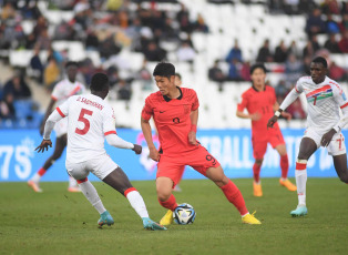 Mendoza, Argentina.- En las fotos tomadas el 28 de mayo del 2023, durante el partido entre Gambia y Corea del Sur en el estadio Malvinas Argentinas de Mendoza por la tercera y última fecha del grupo F del Mundial Sub-20. Gambia y Corea del Sur empataron 0-0, por lo que ambos equipos quedaron clasificados a los octavos de final, donde Gambia enfrentará a Uruguay y Corea del Sur lo hará con Ecuador.