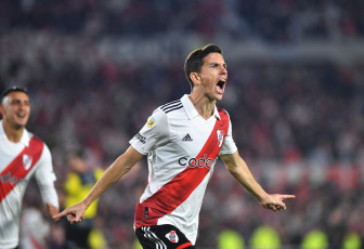 Buenos Aires, Argentina.- En las fotos tomadas el 21 de marzo del 2023, durante el partido entre River Plate y Platense en el Estadio Monumental por la jornada 17 de la Liga Profesional Argentina. River superó 2-1 a Platense y defendió su ventaja en la cima del Torneo de la Liga. Con goles de Miguel Borja y Nacho Fernandez, el equipo de Martín Demichelis quedó a cinco puntos de San Lorenzo en lo más alto de la tabla de posiciones.