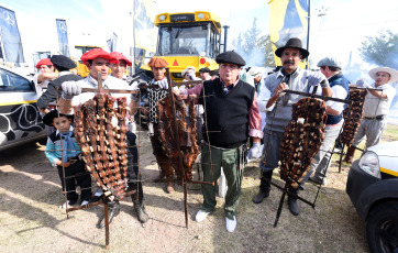 Mendoza, Argentina.- En las fotos tomadas el 5 de mayo del 2023, mendocinos y turistas participan de la Fiesta de la Ganadería en Mendoza, Argentina. Con anuncios de mejoras en las comunicaciones para el sector ganadero se inauguró la 42da. "Fiesta Nacional de la Ganadería de Zonas Áridas", el más grande evento festivo del oeste argentino que se extenderá hasta el domingo 7 de mayo, con variadas actividades socio productivas.