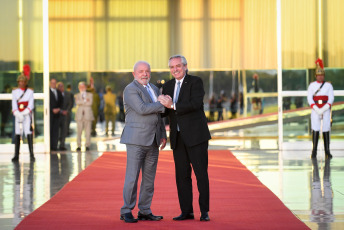 Brasilia, Brasil.- En las fotos tomadas el 2 de mayo del 2023, el presidente de Brasil, Luiz Inácio Lula da Silva (izquierda) recibió al mandatario de Argentina, Alberto Fernández (derecha) en el Palacio de la Alvorada, Brasilia, como parte de la agenda bilateral que ambos países sostienen. Argentina y Brasil se encaminan a negociar un acuerdo bilateral para aliviar la utilización de dólares de las reservas del Banco Central en el comercio bilateral, en un contexto de intercambio favorable al país vecino.