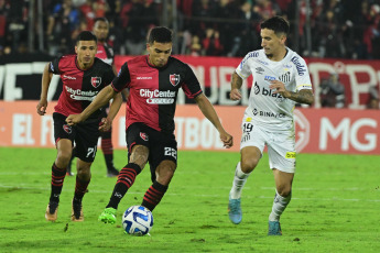 Rosario, Argentina.- In the photos taken on May 2, 2023, during the match between Newell's and Santos at the Coloso Marcelo Bielsa stadium in Rosario, Argentina. Newell's defeated Santos from Brazil 1-0 and consolidated itself at the top of Group E after three dates of the Copa Sudamericana, reaching 9 points with a perfect score and an undefeated fence.