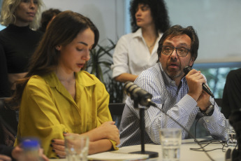 Buenos Aires, Argentina.- En las fotos tomadas el 13 de mayo del 2023, Thelma Fardín (izquierda) compareció en rueda de prensa en las oficinas de Amnistía Internacional en Buenos Aires, después de que la Justicia brasileña absolviera al actor argentino Juan Darthés en la causa por violación contra su ex colega Fardín. El fallo, difundido por la defensa de Darthés, sostiene que “existe duda sobre la ocurrencia o no de la conjunción carnal” y esa duda hizo que el juzgado resolviera a favor del imputado.