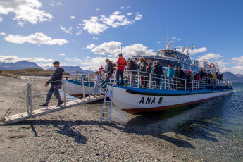 Ushuaia, Argentina.- En las fotos tomadas el 28 de mayo del 2023, turistas visitaron la ciudad argentina de Ushuaia. De acuerdo a los primeros relevamientos del Observatorio Argentino de Turismo (OAT), más de 1,3 millones de personas se movilizaron por los principales destinos turísticos argentinos, lo que constituyó una cifra récord para este fin de semana de mayo. El impulso de la cuarta edición del programa PreViaje, el impacto del Mundial Sub-20 y la llegada de visitantes del extranjero (especialmente desde Chile, Uruguay y Brasil) son los principales factores del éxito.