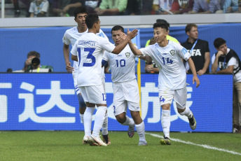 Santiago del Estero, Argentina.- En las fotos tomadas el 23 de mayo del 2023, durante el partido entre Uzbekistán y Nueva Zelanda por la fecha 2 del grupo A del Mundial Sub 20, en el estadio Único Madre de Ciudades. Uzbekistán y Nueva Zelanda empataron 2-2. En la siguiente jornada Uzbekistán se enfrentará de local ante Guatemala y Nueva Zelanda disputará el juego de visitante frente a Argentina.