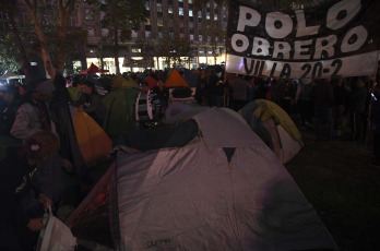 Buenos Aires, Argentina.- En las fotos tomada el 17 de mayo del 2023, la Marcha Piquetera Federal realizó una protesta que confluyó en Plaza de Mayo en un acampe y vigilia. Las distintas organizaciones sociales, reclaman por "políticas contra el hambre y la pobreza" y "asistencia integral para los comedores populares", entre otros puntos.