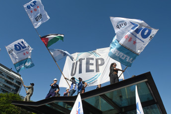 Buenos Aires, Argentina.- En las fotos tomadas el 18 de mayo del 2023, organizaciones sociales nucleadas en la Unión de Trabajadores de la Economía Popular (Utep); la Unidad Piquetera (UP), el Frente de Organizaciones en Lucha (FOL); la CTA Autónoma y el Frente Milagro Sala marcharán hacia el Ministerio de Desarrollo Social en una acción conjunta de protesta para repudiar "el ajuste del FMI y reclamar una solución ante el problema alimentario" que atraviesa al país, según se anunció desde ese sector.