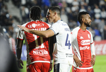 La Plata, Argentina.- In the photos taken on May 23, 2023, during the match between Gimnasia and Independiente Santa Fe, at the Juan Carmelo Zerillo Stadium for the fourth date of Group G of the Copa Sudamericana. Gimnasia defeated Independiente Santa Fe 1-0 in La Plata and is excited to be able to advance in the contest. Franco Torres' goal gave Lobo the victory.