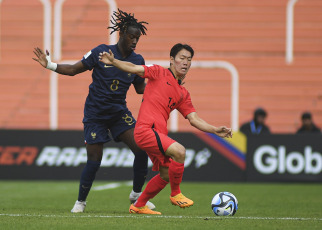 Mendoza, Argentina.- En las fotos tomadas el 22 de mayo del 2023, durante el partido entre Corea del Sur y Francia por la primera fecha del grupo F del Mundial Sub-20 de Argentina en el estadio Mendoza (oeste). Corea del Sur sorprendió a su similar de Francia, a la que derrotó por 2-1. Los goles fueron marcados por Lee Seung-Won (22) y Lee Young-Jun (64), mientras que el conjunto galo encontró el descuento en un penal anotado por Alan Virginius (70).