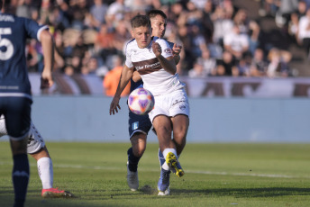 Buenos Aires, Argentina.- En las fotos tomadas el 14 de mayo del 2023, durante el partido entre Platense y Racing por la jornada 16 de la Liga Profesional Argentina en el Estadio Ciudad de Vicente López. Platense venció por 3-0 a Racing como local, con goles de Gonzalo Valdivia (a los 5 minutos), Ronaldo Martínez (a los 24 minutos) y Nicolás Servetto (a los 96 minutos). En la próxima fecha, Racing se medirá con Vélez, mientras que Platense tendrá como rival a River.