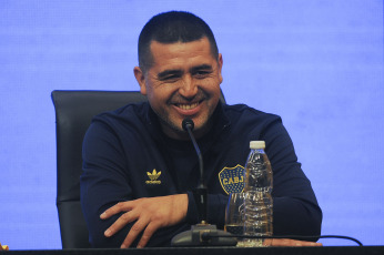 Buenos Aires, Argentina.- En las fotos tomadas el 14 de junio del 2023, Juan Román Riquelme habló en conferencia de prensa y confirmó que su partido homenaje será el domingo 25 de junio, en La Bombonera, ante una multitud de hinchas de Boca que lo despedirán. “Va a jugar en la cancha más linda del mundo, con la hinchada más linda del mundo”, dijo Román.