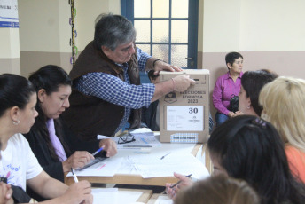 Formosa, Argentina.- In the photos taken on June 25, 2023, people cast their votes in the local elections of Córdoba and Formosa. In the preamble to the general elections next October, two Argentine provinces went to the polls this Sunday, Formosa and Córdoba. With more than 90% of the tables scrutinized, the current mayor of Córdoba, Martín Llaryora, was at the top of the figures with 42.7% against 39.7% of the opposition. While Gildo Insfrán returned to sweep the Formosa gubernatorial elections and achieved his seventh consecutive re-election this Sunday.