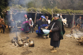 Rio Negro, Argentina.- En las fotos tomadas el 20 de junio del 2023, comunidades Mapuche, celebraron el Wiñoy Tripantu (año nuevo) en el solsticio de invierno. Para los pueblos indígenas de América del Sur el solsticio de invierno representa la llegada de un nuevo ciclo de vida de la Madre Tierra. Según sostienen en sus creencias, la luz solar tendrá una duración de aproximadamente nueve horas, por lo que el día más corto del año y, por lo tanto, la noche más larga da comienzo a un nuevo ciclo de la naturaleza y al inicio del invierno.