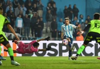 Buenos Aires, Argentina.- In the photos taken on June 22, 2023, during the match between Racing and Barracas Central in the Cilindro de Avellaneda, for the 21st. day of the Professional Football League. Racing and Barracas Central tied. The “Academia” goal was scored by Aníbal Moreno 20 minutes into the first stage, while Francisco Álvarez equalized for “Guapo” at 40 minutes of the second half.