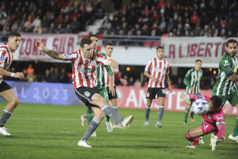 La Plata, Argentina.- In the photos taken on June 28, 2023, during the match between Estudiantes and Oriente Petrolero in the closing of group C of the Copa Sudamericana at the Jorge Luis Hirschi Stadium. Estudiantes thrashed Oriente Petrolero 4-0 but finished second in Group C, which led them to the playoffs that they will have to play with a third party from Libertadores to qualify for the round of 16.