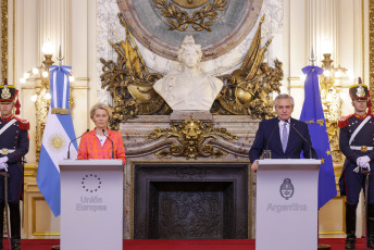 Buenos Aires, Argentina.- In the photos taken on June 13, 2023, President Alberto Fernández (right) held a meeting at Casa Rosada with the head of the European Commission, Ursula von der Leyen (left), during which they discussed Argentina's commercial relationship with the European Union (EU), they reviewed the situation of the Mercosur-EU agreement and highlighted the importance of the Summit of the European bloc with CELAC that will take place in Brussels in July.