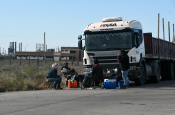 Mendoza, Argentina.- En las fotos tomadas el 28 de junio del 2023, muestra a los transportistas varados en Uspallata tras el cierre del paso internacional Cristo Redentor. Las fuertes lluvias en el lado chileno del Corredor Internacional y la gran cantidad de agua y nieve que ha precipitado ha dejado en muy mal estado las rutas en el país vecino. Debido a esto, y de manera preventiva, el Paso Cristo Redentor permanecerá cerrado al menos una semana más mientras se realizan las tareas de reparación, informó la Coordinación Argentina.