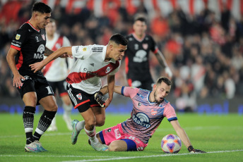 Buenos Aires, Argentina.- En las fotos tomadas el 22 de junio del 2023, durante el partido entre River Plate e Instituto en el Estadio Monumental. River Plate derrotó 3-1 a Instituto y estiró su diferencia a 10 puntos sobre su escolta, Talleres, que tiene un partido menos. Goles de Nicolás De La Cruz, Nacho Fernández y Lucas Beltrán para el conjunto de Martín Demichelis.