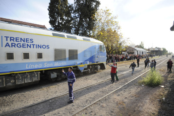 Mendoza, Argentina.- En las fotos tomadas el 4 de junio del 2023, muestra la llegada del tren con pasajeros a la estación de Palmira, en Mendoza. Tras 30 años, el tren que conecta la ciudad de Buenos Aires con Mendoza volvió a funcionar. Pese a ser un festejo la reactivación de la conexión, el servicio fue más lento que hace tres décadas.