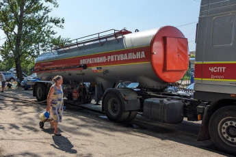 Jerson, Ukraine.- In photos taken June 27, 2023, people collect drinking water after the destruction of the Nova Kajovka dam in southern Ukraine. According to Ukrainian authorities, the collapse of the dam on 6 June in the Jerson region put more than 40 000 people in immediate danger of flooding and left hundreds of thousands without access to drinking water.