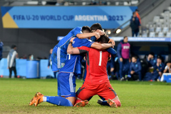 La Plata, Argentina.- In the photos taken on May 31, 2023, England faces their Italian counterpart at the Diego Armando Maradona stadium in the Buenos Aires capital of La Plata, for the round of 16 of the World Cup in the Argentina category 2023. Italy beat England 2-1 and qualified for the quarterfinals of the Under 20 World Cup and will be Colombia's new rival. The goals were scored by Tommaso Baldanzi and Cesare Casadei for the Scuadra Azzurra, and Alfie Devine for the Three Lions.