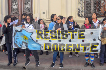 Jujuy, Argentina.- En las fotos tomadas el 26 de junio del 2023, estatales retoman medidas de fuerza y comunidades originarias mantienen los cortes de ruta. En el marco de las denuncias recibidas en las visitas realizadas a Jujuy la semana pasada, la Secretaría de Derechos Humanos de la Nación pidió a la justicia federal que inicie una investigación penal de forma urgente sobre el accionar de las fuerzas de seguridad provinciales en la feroz represión contra manifestantes.