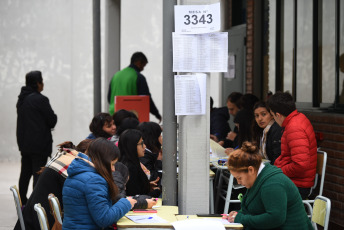 Tucumán, Argentina.- En las fotos tomadas el 11 de junio del 2023, argentinos emiten su voto durante las elecciones provinciales en Argentina. Durante las elecciones nacionales PASO (las Primarias Abiertas, Simultáneas y Obligatorias) el peronismo, de momento, se quedó solo con la gobernación de Tucumán (norte), mientras que la derecha opositora de Juntos por el Cambio -integrada por la Unión Cívica Radical (UCR) y la Propuesta Republicana (PRO)- sacó buenos resultados en las de San Luis (sureste), las primarias de Mendoza (oeste) y en las legislativas de Corrientes.