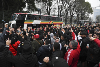 Buenos Aires, Argentina.- In the photos taken on June 6, 2023, it shows Colo Colo fans during the incidents in the vicinity of the Bombonera. Boca Juniors beat Colo Colo 1-0 and secured their qualification to the Copa Libertadores round of 16, however, once the game ended, serious incidents occurred between both fans. In relation to the injured, it was found that six people were treated at the Hospital.